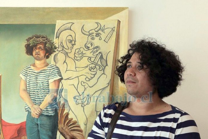 El sanfelipeño, con parte de su obra de fondo.