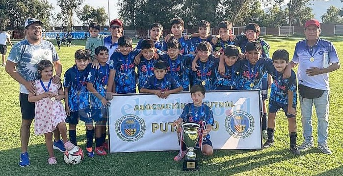 Los niños del Social Putaendo levantaron el trofeo en la categoría Infantil. 