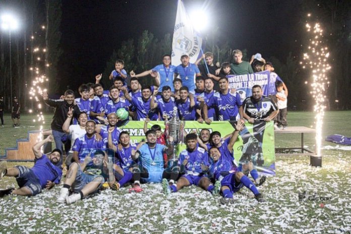 Juventud La Troya durante los festejos de la obtención de ‘La Troyana’ categoría Primera.