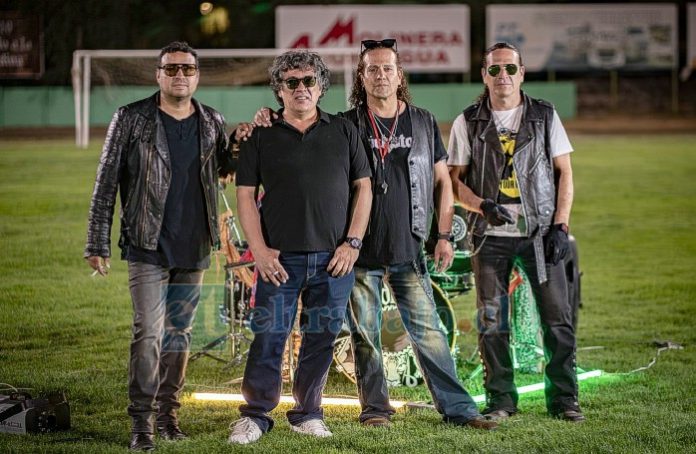 Parte de los Integrantes de la banda andina Piel de Tigre durante la grabación del videoclip de su single ‘Involución’ en el Estadio Regional de Los Andes.