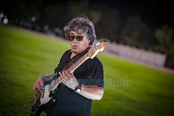 Wilson Tolonne Valencia, bajo y coros.