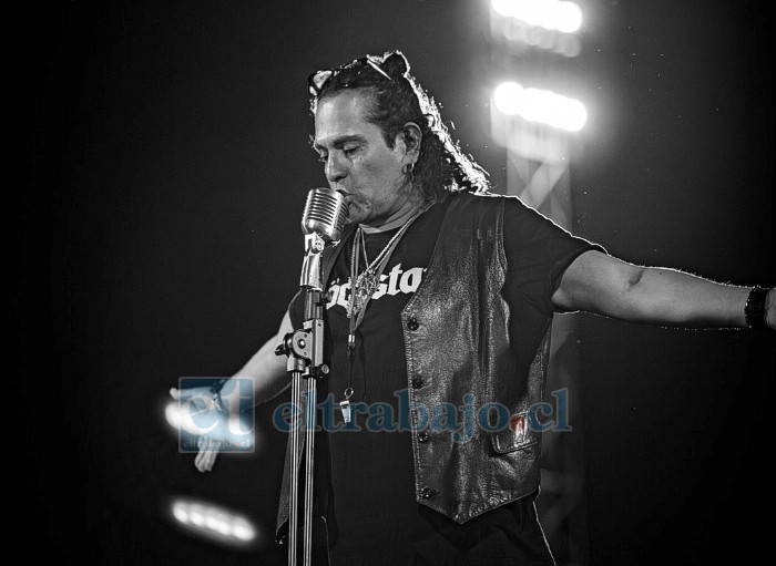 Luis ‘Chicho’ Benítez, vocalista, segunda guitarra y coros.