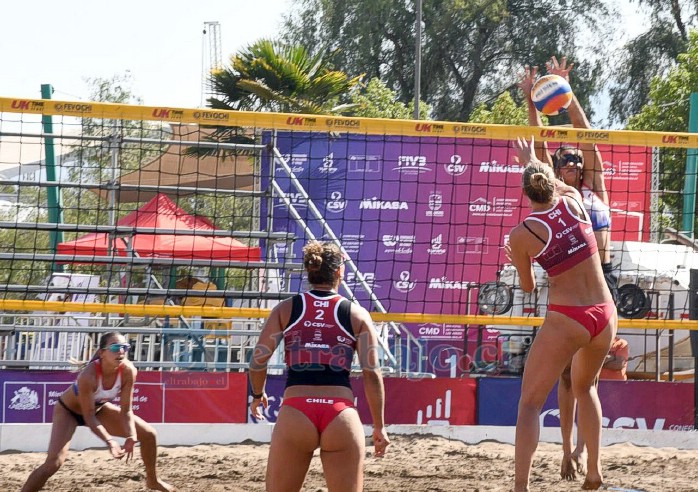 Un tiro bloqueado a la dupla chilena.