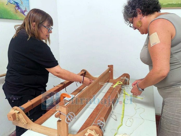 El taller de telar del Centro Almendral entrega a niños y adultos un acercamiento a diversas técnicas textiles, promoviendo el aprendizaje artesanal y la creatividad.