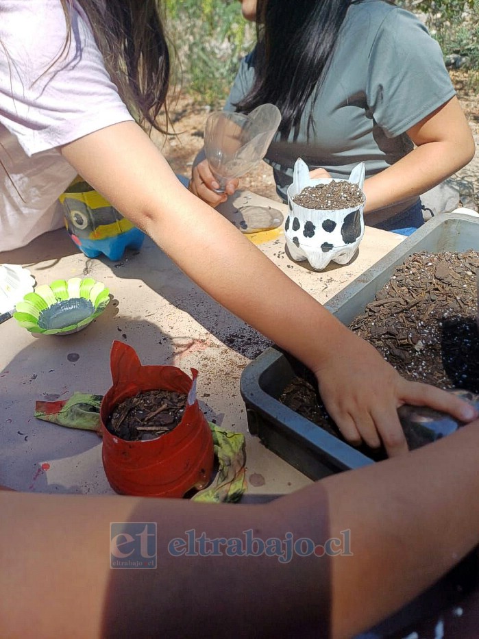 Durante los talleres, los niños y niñas realizan actividades artísticas y prácticas, como la confección y decoración de maceteros.