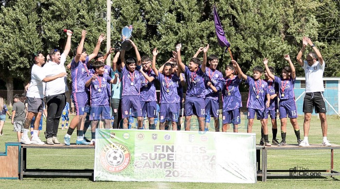 Los niños de Unión Sargento Aldea levantaron la copa en la Segunda Infantil. 