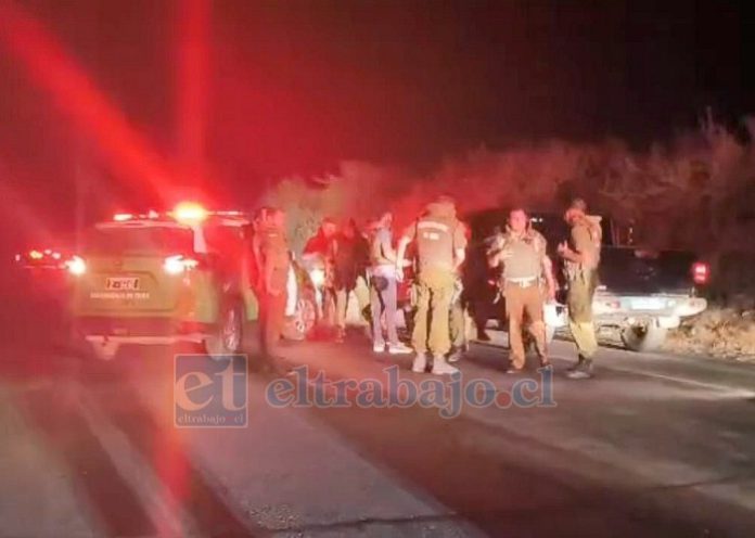 Momento en el que personal de Carabineros logra alcanzar al vehículo.