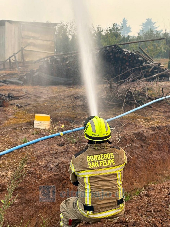 Bomberos de San Felipe trabajando en el combate de los incendios en Quillón.