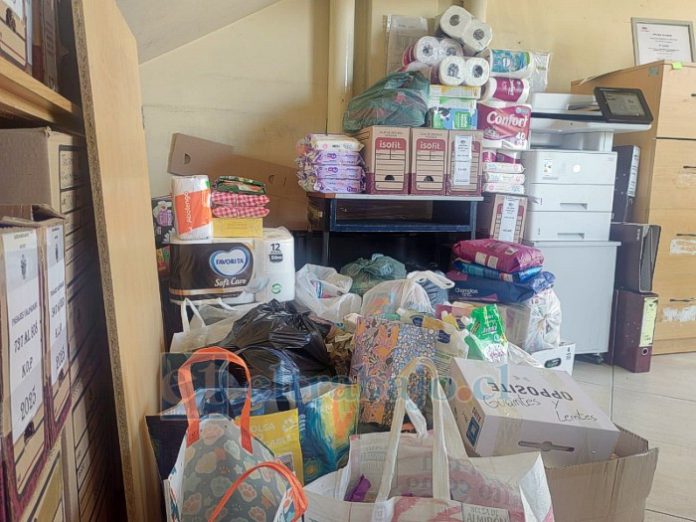 Vecinos y vecinas de San Felipe acudieron al punto de acopio habilitado en Dideco para entregar alimentos, artículos de aseo y agua en apoyo a las familias damnificadas por los incendios en el sur del país.