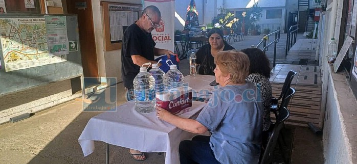 Funcionarios municipales de Dideco reciben y registran cada una de las donaciones realizadas por la comunidad, en el marco de la campaña solidaria impulsada por el municipio.