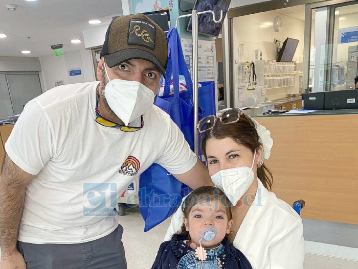 Farah junto a su madre y padre, quienes la acompañan en su proceso de tratamiento.