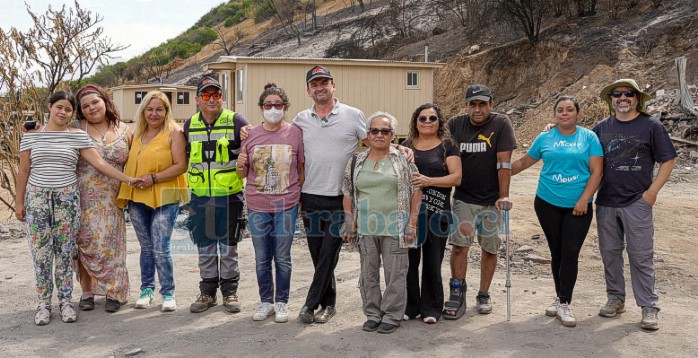 Entregan viviendas de emergencia a familias damnificadas por incendio forestal en Catemu. 