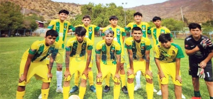 Estos niños que con orgullo visten su camiseta, son el futuro del club Central de Putaendo.