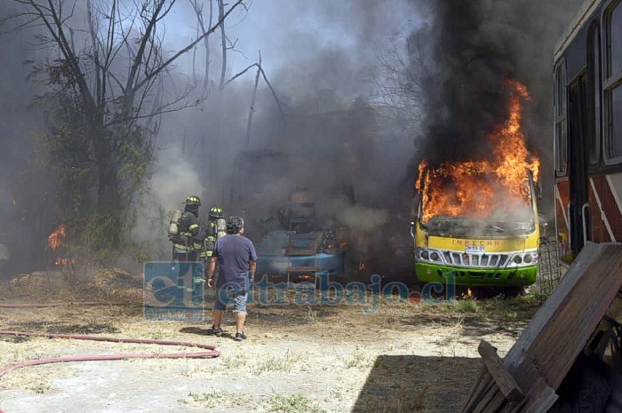 Siniestro además consumió una vivienda y una micro.