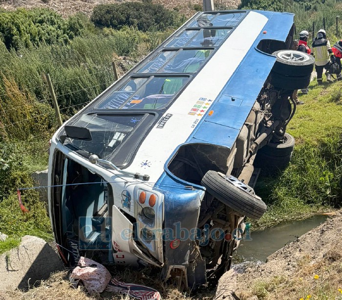Así quedó el minibús tras volcar.  