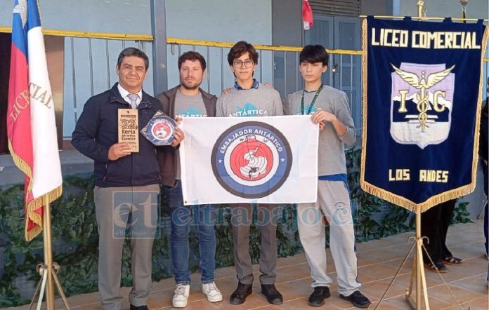 Juan Carlos Saá Toledo, director del establecimiento; el profesor guía de Ciencias, Nicolás Zelaya; y los estudiantes ganadores Bruno Peralta y Joaquín Meza.