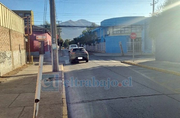 El disco Pare del costado izquierdo se encuentra parcialmente tapado por un poste de alumbrado público, lo que podría generar falta de visibilidad para los conductores.