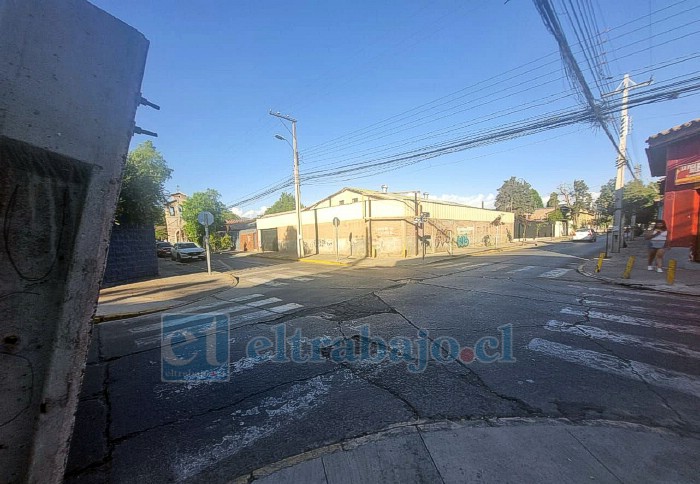 Las demarcaciones del paso peatonal se encuentran en gran parte borradas, dificultando el cruce seguro de peatones.