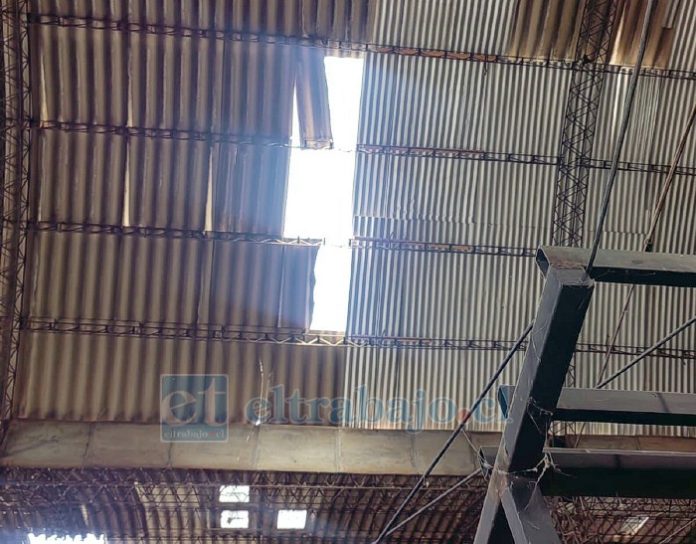 El techo de la Feria Central presenta diversos deterioros, los que en algunos casos han debido ser reparados con recursos de los propios locatarios.