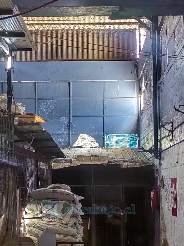 Planchas sueltas y forados en el techo representan un riesgo permanente para la seguridad del recinto.
