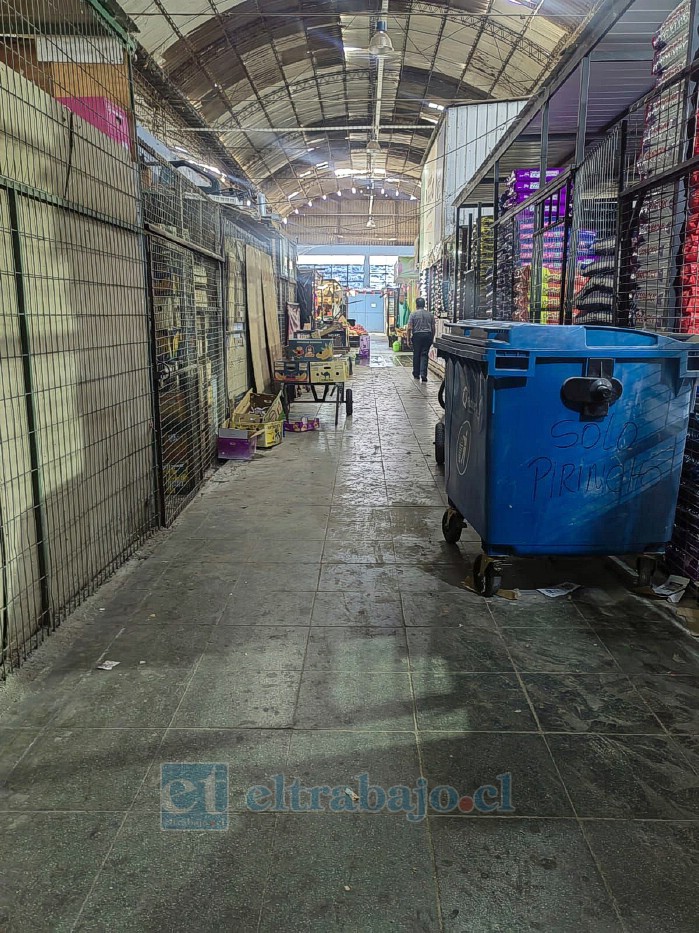 El desorden en los pasillos, la acumulación de basura y el uso indebido de los espacios comunes afectan el funcionamiento y la imagen de la feria.
