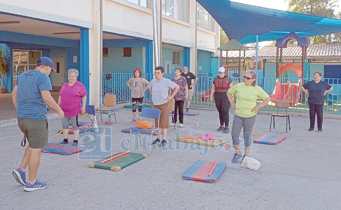 Vecinas y vecinos del sector participan activamente en el taller de vida saludable que se realiza en dependencias de la Escuela Bernardo O’Higgins.