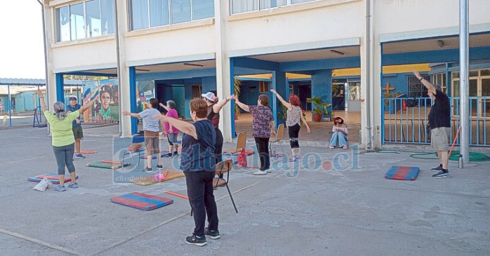 Las clases se desarrollan dos veces por semana e incluyen ejercicios físicos, pausas activas y momentos recreativos como baile entretenido.