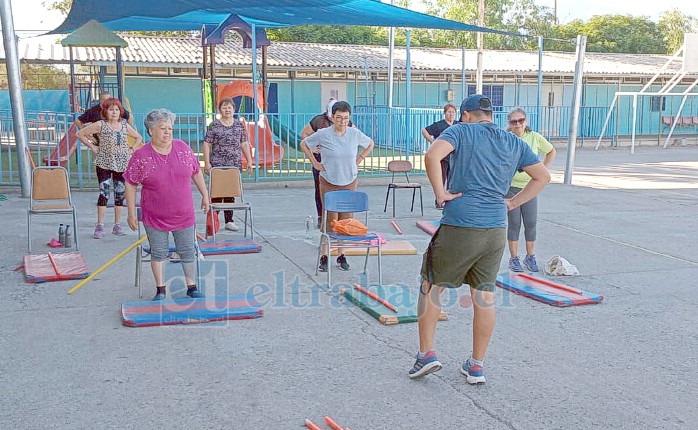 El profesor de Educación Física, Demetrio Reinoso, guía las sesiones orientadas a mejorar la movilidad y calidad de vida de los asistentes.