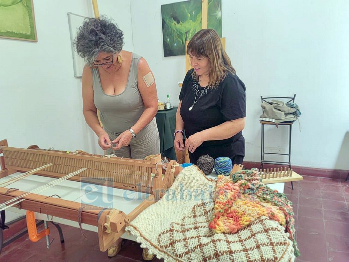 Cristina Rosa Guzmán, monitora del taller de telar del Centro Almendral, durante una de las clases donde adultos aprenden técnicas básicas y avanzadas de tejido en telar.