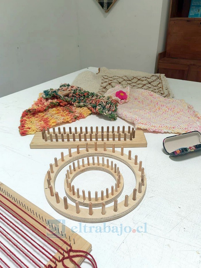 Trabajos realizados por participantes del taller de telar, confeccionados con distintas técnicas y tipos de telares.