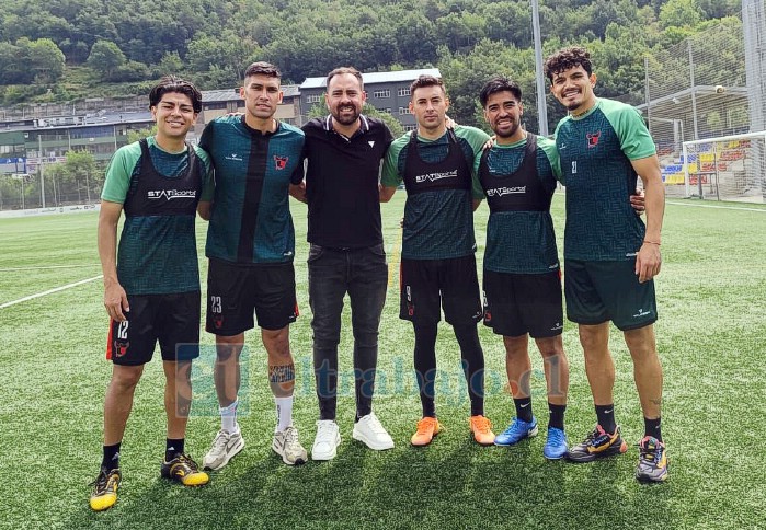 El empresario sanfelipeño Diego Sepúlveda junto a futbolistas que ha proyectado en el extranjero. De izquierda a derecha: Escobar (ex Deportes Limache), Ahumada (ex Trasandino), Diego Sepúlveda, Brito (ex Trasandino), Mansilla (ex Deportes Copiapó) y Pinilla (ex Unión San Felipe).
