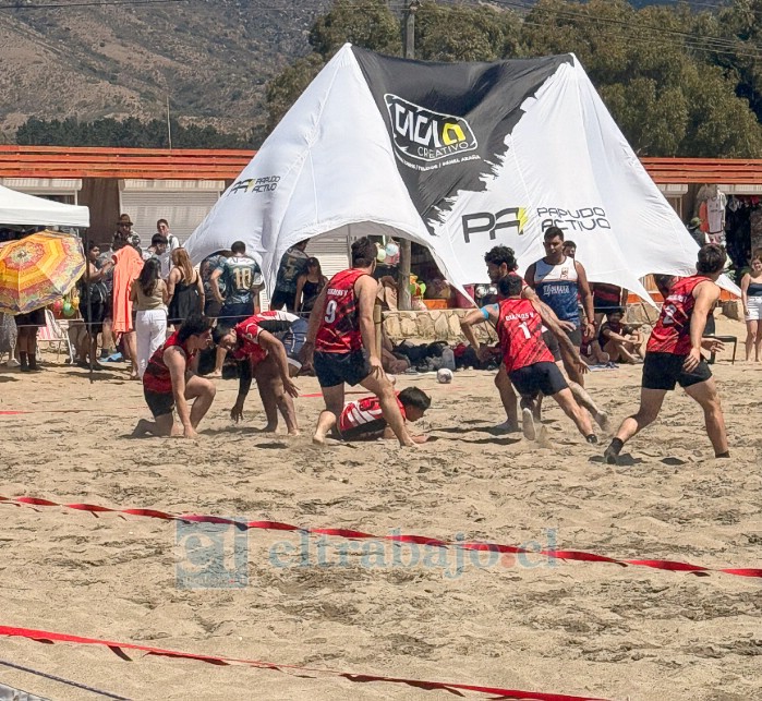 Los 12 jugadores que representaron a Dogos Rugby trajeron el trofeo a casa, marcando un importante hito para el club y la comuna.
