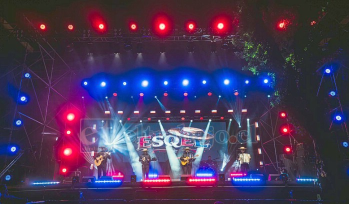 ESQEL durante una de sus presentaciones en vivo.