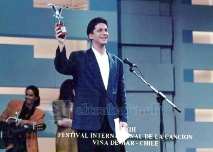 Fernando Casas, cantante sanfelipeño, ganó el Festival de Viña del Mar en 1992 con la canción ‘Parece tan sencillo’, marcando un hito en su carrera artística.