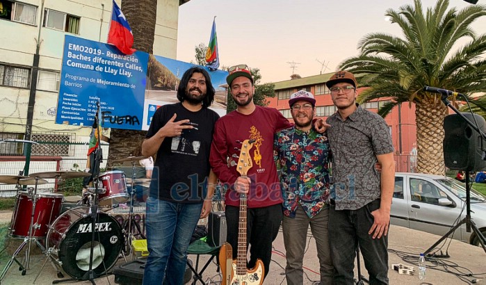 De izquierda a derecha: Pablo Barra (guitarra y coros), Sergio Zúñiga (bajo y voz), Franz Kraemer (batería) y Diego Kraemer (teclados y coros).