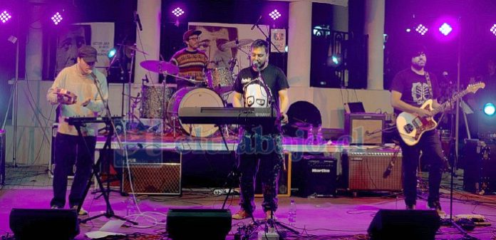 La banda Mancos durante una presentación en la Plaza de Armas de San Felipe.