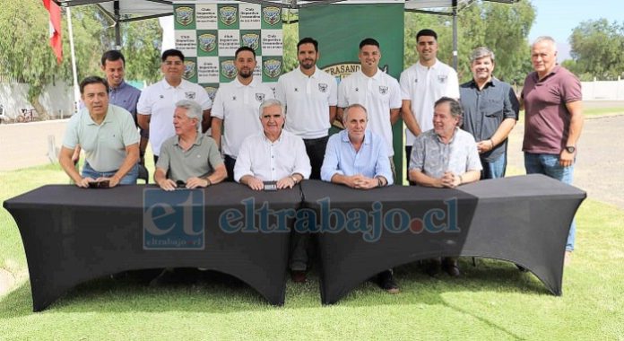 Cuerpo técnico, jugadores y dirigentes durante la presentación del nuevo proyecto de Trasandino.