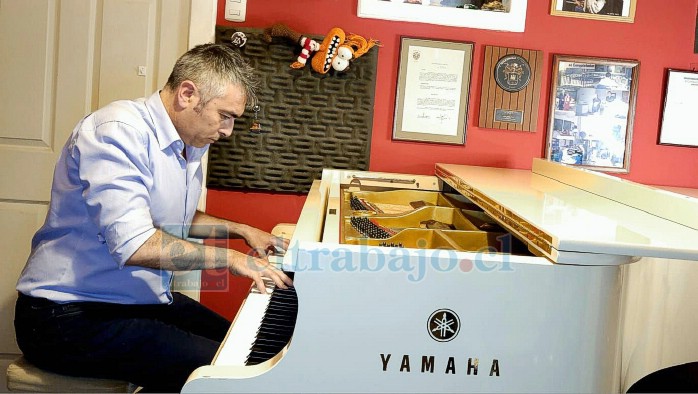 El pianista interpretó todos los instrumentos de la grabación, incluyendo piano, batería, bajo y órganos, en su más reciente lanzamiento musical.