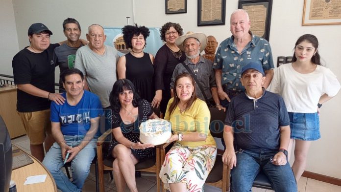 Wilta Berríos, presidenta del Círculo de Columnistas, junto a otros columnistas en el tradicional cambio de folio, registrando el número XCVIII (98) que empezamos desde hoy a cumplir y que permanecerá inmutable hasta el próximo 24 de febrero en 2027.