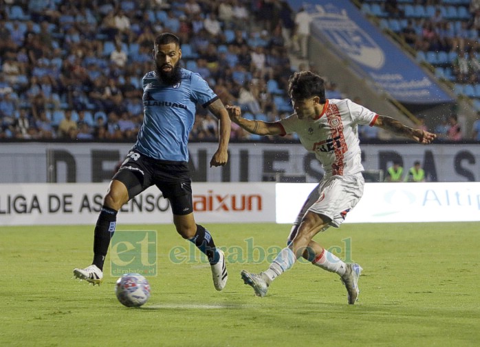 El uruguayo Nicolás Brun intenta un remate ante la presencia de Franco Ledesma (Foto: Jaime Gómez Corales). 