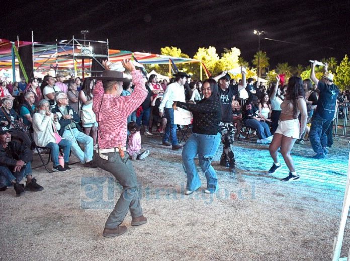 El público disfrutó y bailó con el grupo ‘A Los 4 Vientos’ que brilló en el arranque del evento andino ante más de cinco mil asistentes.