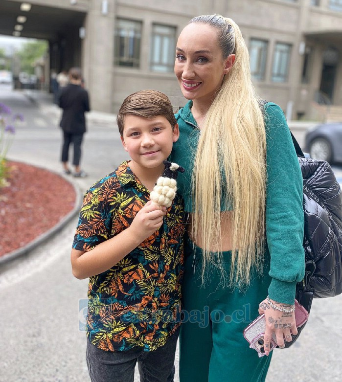 El pequeño artista sanfelipeño de 9 años de edad junto a la jurado Francisca Maira.