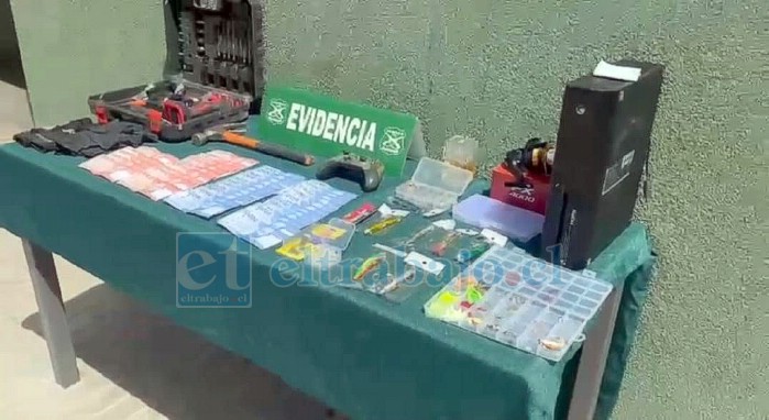 Estas son las especies y el dinero falsificado incautado. 