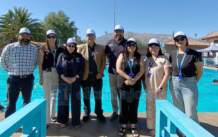 Autoridades visitaron piscina de Calle Larga. 
