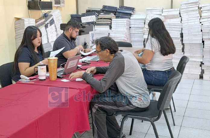 Algunos vecinos ya están renovando su permiso de circulación.