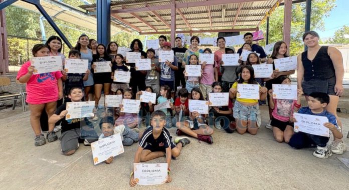 Niños y niñas del programa 4/7 en el cierre del taller.