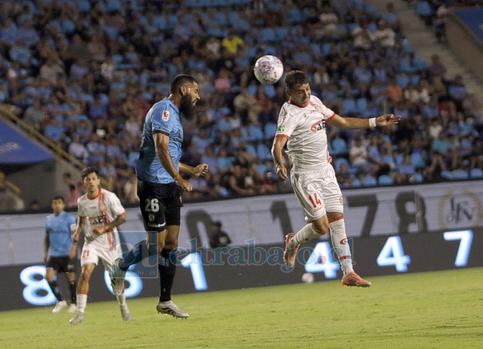 El extremo Bairo Riveros cabeceando un balón que no tendría ningún destino (Foto: Jaime Gómez Corales). 