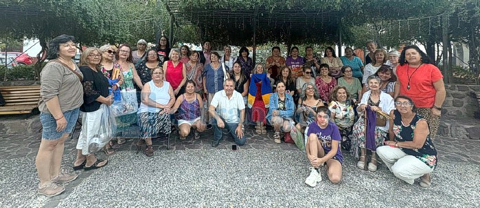 Con lana facilitada por la organización, la comunidad avanza hacia la meta de 3.000 metros de tejido, buscando superar el récord nacional.