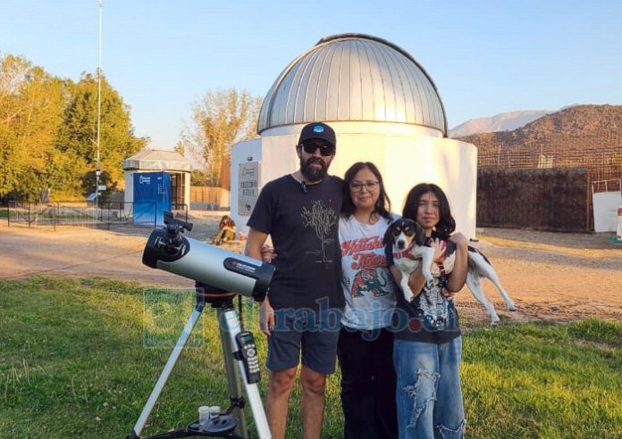 Familia disfrutando del Día de la Astronomía.
