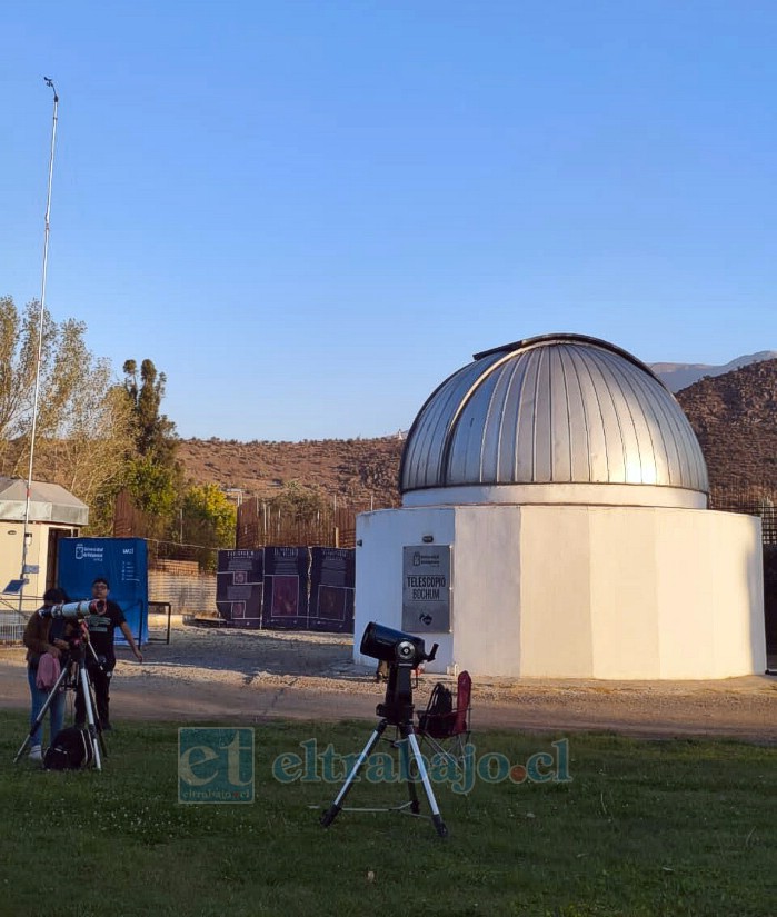 Una jornada de ciencia y comunidad frente al telescopio Bochum.